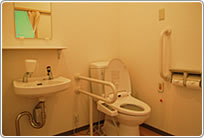 春日部介護施設ゆたかの個室のトイレと洗面